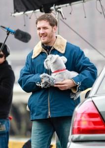 Animal Rescue : premières photos du tournage avec Tom Hardy PUPPY+LOVE+Tom+Hardy+shows+love+four+legged+bWqBUxEb28Jx