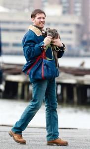 Animal Rescue : premières photos du tournage avec Tom Hardy PUPPY+LOVE+Tom+Hardy+shows+love+four+legged+OibyG8qV67px