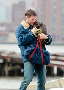 Animal Rescue : premières photos du tournage avec Tom Hardy PUPPY+LOVE+Tom+Hardy+shows+love+four+legged+ZHi-3J-SJo8x