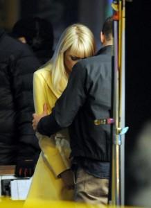 The Amazing Spider-Man 2 : nouvelles photos du tournage Actor+Andrew+Garfield+actress+Emma+Stone+pictured+sqsST-Di4oLx