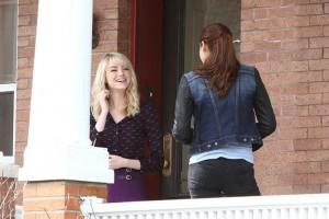 The Amazing Spider-Man 2 : nouvelles photos du tournage Emma+Stone+wearing+purple+skirt+fishnet+stockings+1MjgnPiCoSvx