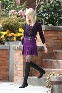 The Amazing Spider-Man 2 : nouvelles photos du tournage Emma+Stone+wearing+purple+skirt+fishnet+stockings+geDl60EEKa0x