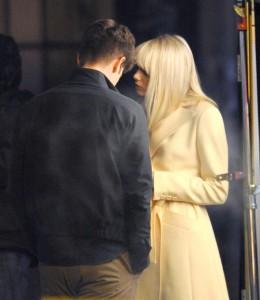 The Amazing Spider-Man 2 : nouvelles photos du tournage Actor+Andrew+Garfield+actress+Emma+Stone+pictured+Od4taTVzy4ex