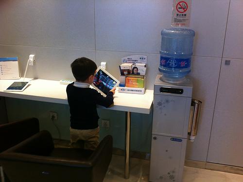 enfant joue avec un iPad
