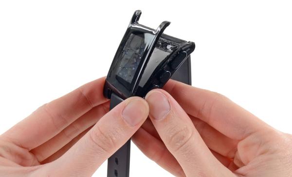 Autopsie de la montre Pebble : impossible à réparer Pebble-black-iFixit-001