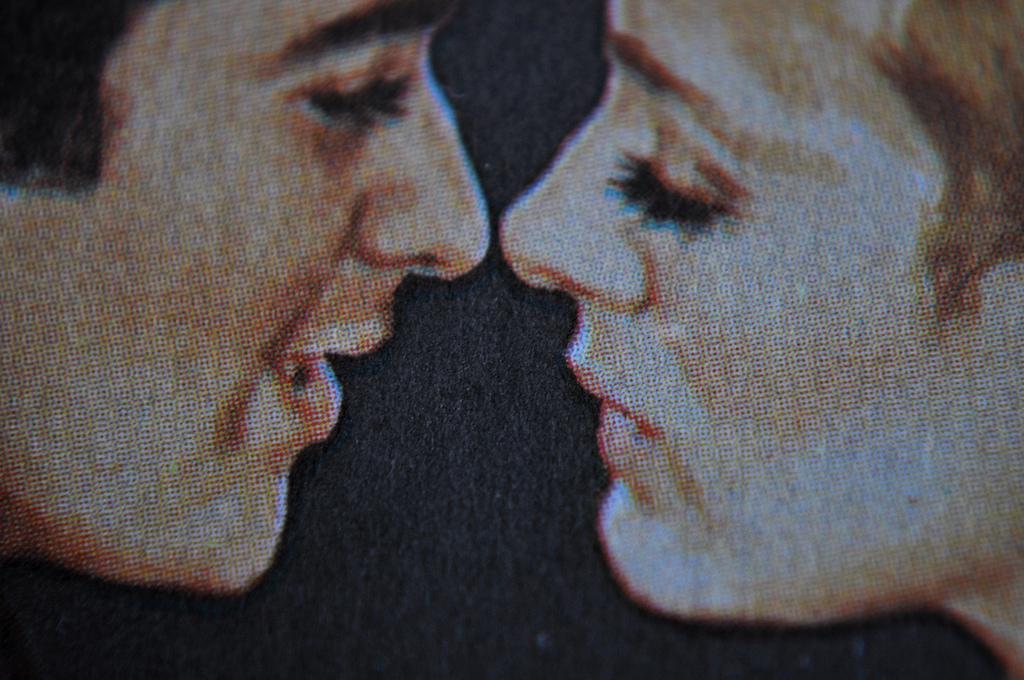 Los Hombres Las Prefieren Viudas Los Hombres Las Prefieren Viudas detail baiser