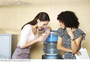 Two women laughing by water cooler Ecotrail J-3 : QUIZZ : comment bien appréhender les derniers jours avant une course ?
