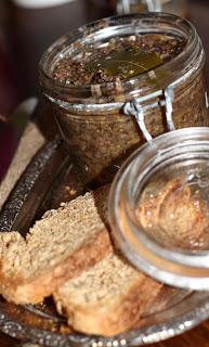 Tartinade forestière de girolles et d’oignons glacés Tartinade forestière de girolles et d’oignons glacés