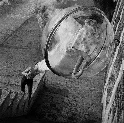 Photo : L'histoire de la série Women in bubble de Melvin Sokolsky pour Harper's Bazaar 1963