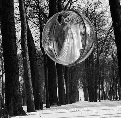 Photo : L'histoire de la série Women in bubble de Melvin Sokolsky pour Harper's Bazaar 1963
