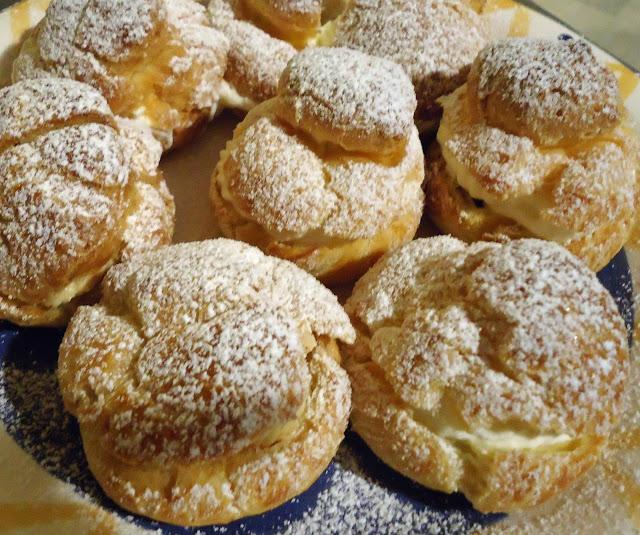 Choux surprises à la Chantilly Choux surprises à la Chantilly