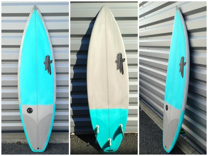 Rétro vs moderne Une des planches les plus performantes de la gamme Uwl Surfboards faite en résine teintée, ça donne ça…