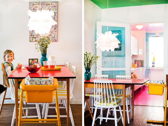 Chez la famille Surén-Gurung table couleur rouge