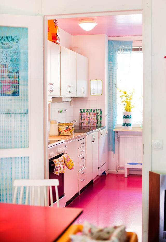 Chez la famille Surén-Gurung peindre sol en fluo