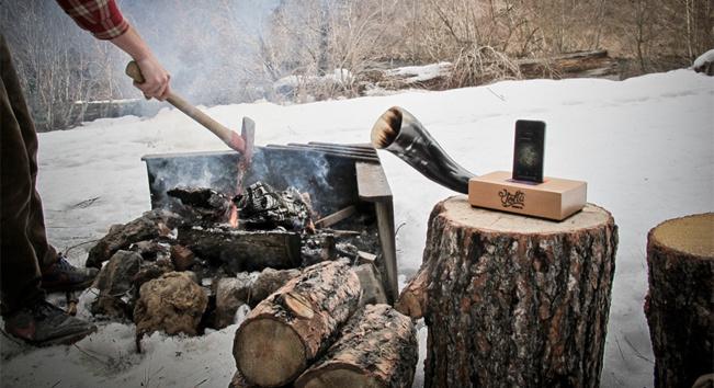 Un amplificateur de son pour iPhone, en bois et corne de bison...
