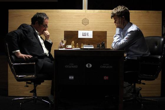 Ronde 3 - Magnus Carlsen bat Boris Gelfand © Anastasiya Karlovich Ronde 3 - Magnus Carlsen bat Boris Gelfand © Anastasiya Karlovich