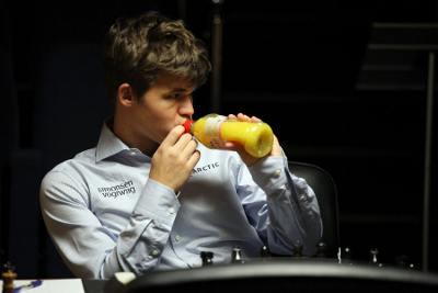 La potion magique de Magnus Carlsen © Anastasiya Karlovich La potion magique de Magnus Carlsen © Anastasiya Karlovich