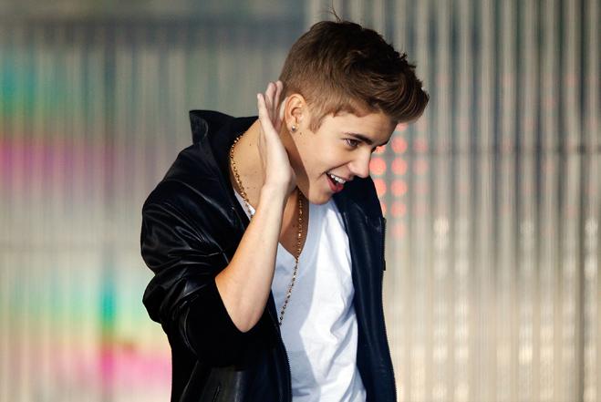 Justin Bieber en concert à Bercy, les fans impatients ! Justin Bieber Performs Live On Sunrise