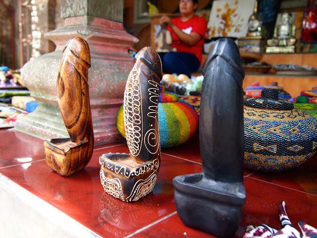 Sculpture bizarroïde pour touristes à Bali...