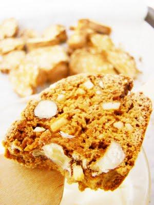 Des biscottis, des peches, du mascarpone.... Des biscottis, des peches, du mascarpone....