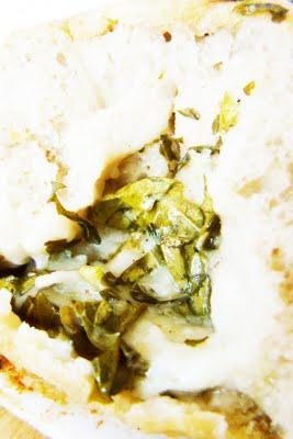 Pain mozzarella-basilic,