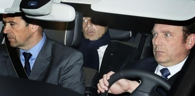 Nicolas Sarkozy quitte le palais de justice de Bordeaux, le 21 mars 2013. (AFP PHOTO / PATRICK BERNARD)