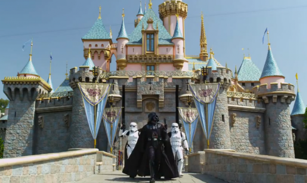 Disney testerait la popularité d’un éventuel parc d’attractions Star Wars dark_vador_disneyland_chateau
