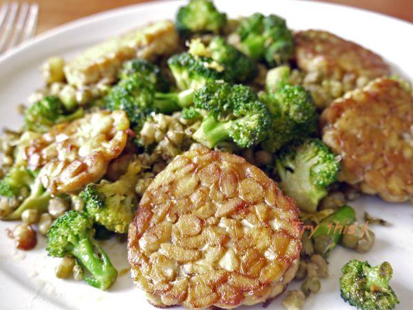 Pan-fried Mung beans with Tempeh tempeh & brocolis 2