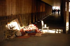 Clochard à Paris (Crédits : Roman Bonnefoy, Creative Commons) Mendicité pauvreté Hiver solidaire, une véritable initiative de solidarité