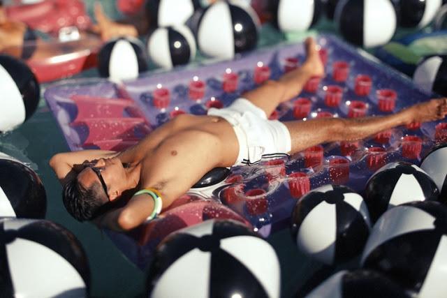 Max Wanger, je te love photo piscine ballons Max Wanger