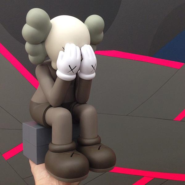KAWS – PASSING THROUGH COMPANION (BROWN) KAWS – PASSING THROUGH COMPANION (BROWN)