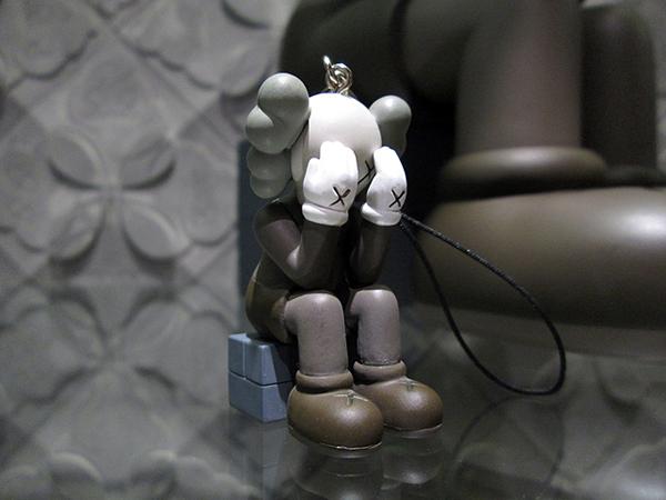 KAWS – PASSING THROUGH COMPANION (BROWN) KAWS – PASSING THROUGH COMPANION (BROWN)