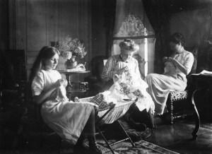 Trois générations de femmes tirent l’aiguille, Faverges-de-la-Tour - Vers 1900 - Coll. Musée dauphinois