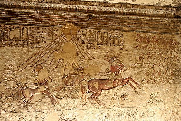 Amarna--Akhenaton-sur-son-char--sous-les-rayons-d-Aton--tr.jpg