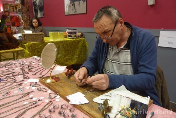 François Gavinaïtis, micro-entrepreneur installé au Hamelet, crée des bijouxà partir de vieux métaux qu'il recycle. 