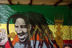 Chanteur Kanak incarnant Bob Marley