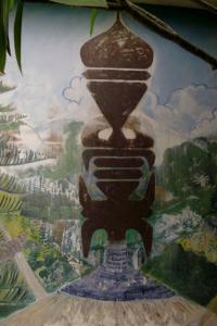 Art en chemin kanak par Michèle-Baj Strobel Flèche faîtière reprenant le shéma corporel