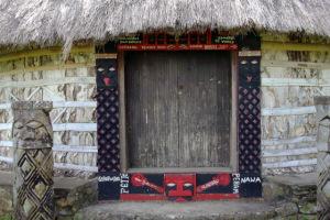 Art en chemin kanak par Michèle-Baj Strobel Reconstitution d'une grand case vers Poindimié