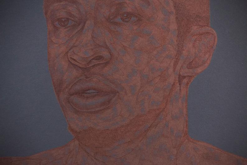 IMAGES DU TRAVAIL DE L’ARTISTE NIGERIANE TOYIN ODUTOLA : DES PORTRAITS DE NOIRS Black Surfaces. Black Grounds. II (Adeola. Abuja, Nigeria.)