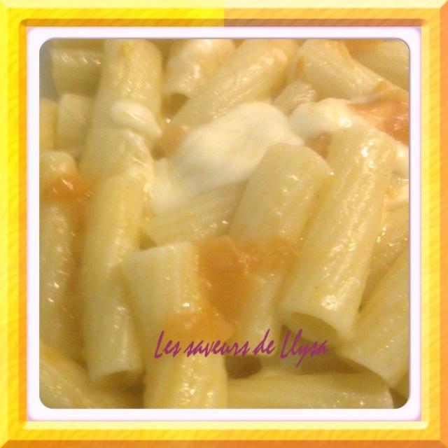 Pâtes à la tomate et à la mozzarella Pâtes à la tomate et à la mozzarella