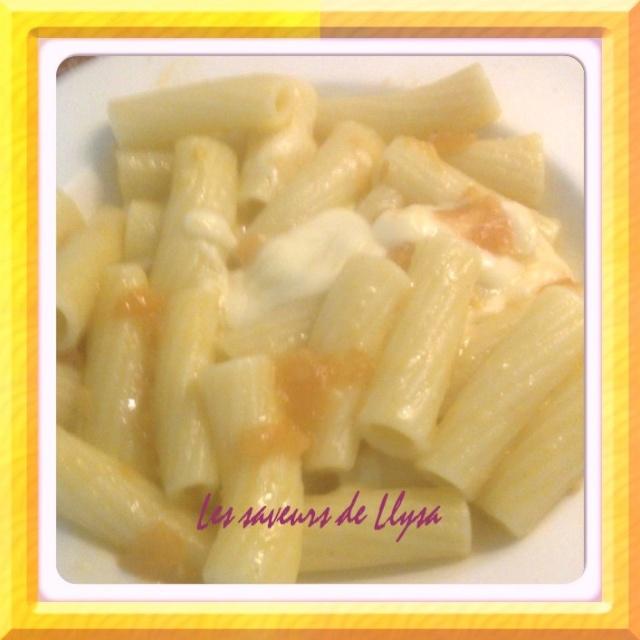 Pâtes à la tomate et à la mozzarella Pâtes à la tomate et à la mozzarella