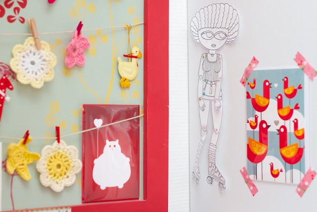 La déco de mon coin bureau : crochet, paper doll et illustrations d'artistes que j'aime - CocoFlower workplace - crédits photos : Josephine Docena - www.parisianlocal.com