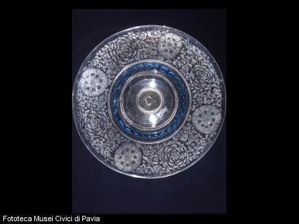 Soucoupe à fleurs gravée à la pointe de diamantXVIIIe siècle H 9,0 cm ; D 33,0 cm Pavie, Musei Civici di Pavia - Castello Visconteo ©Musei Civici di Pavia
