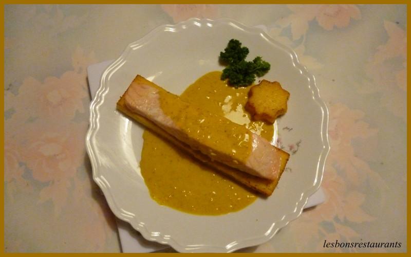 PAVÉ DE SAUMON SUR SON LIT DE POLENTA SAUCE AU CURCUMA