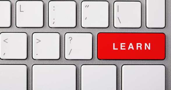 La Californie considère les MOOCs pour résoudre les défis de l’enseignement public keyboard with