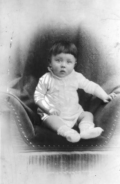 DOCUMENTS RARES. Photos: Ces images rares dont Hitler bébé, vues nulle part ailleurs.