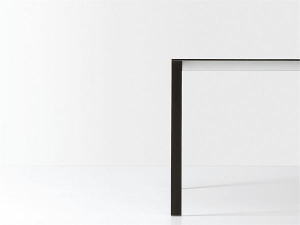Thin-K la table de 6 mm par Luciano Bertoncini Thin-K la table de 6 mm par Luciano Bertoncini