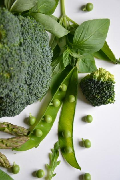 Pizza verte { pesto de roquette, légumes verts & pâte au basilic } Pizza-verte10.JPG