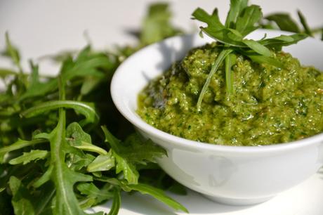 Pizza verte { pesto de roquette, légumes verts & pâte au basilic } Pizza-verte-Pesto1.JPG