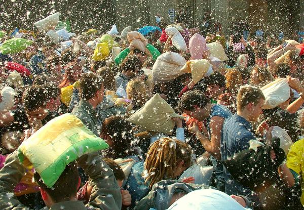 Bataille de polochons géante à la Gare St Lazare le 6 avril ! pillow-fight-Day-2013